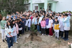 SASTRE CELEBRÓ EL DÍA DEL ÁRBOL JUNTO A LOS CHICOS DE LA ESCUELA N° 110