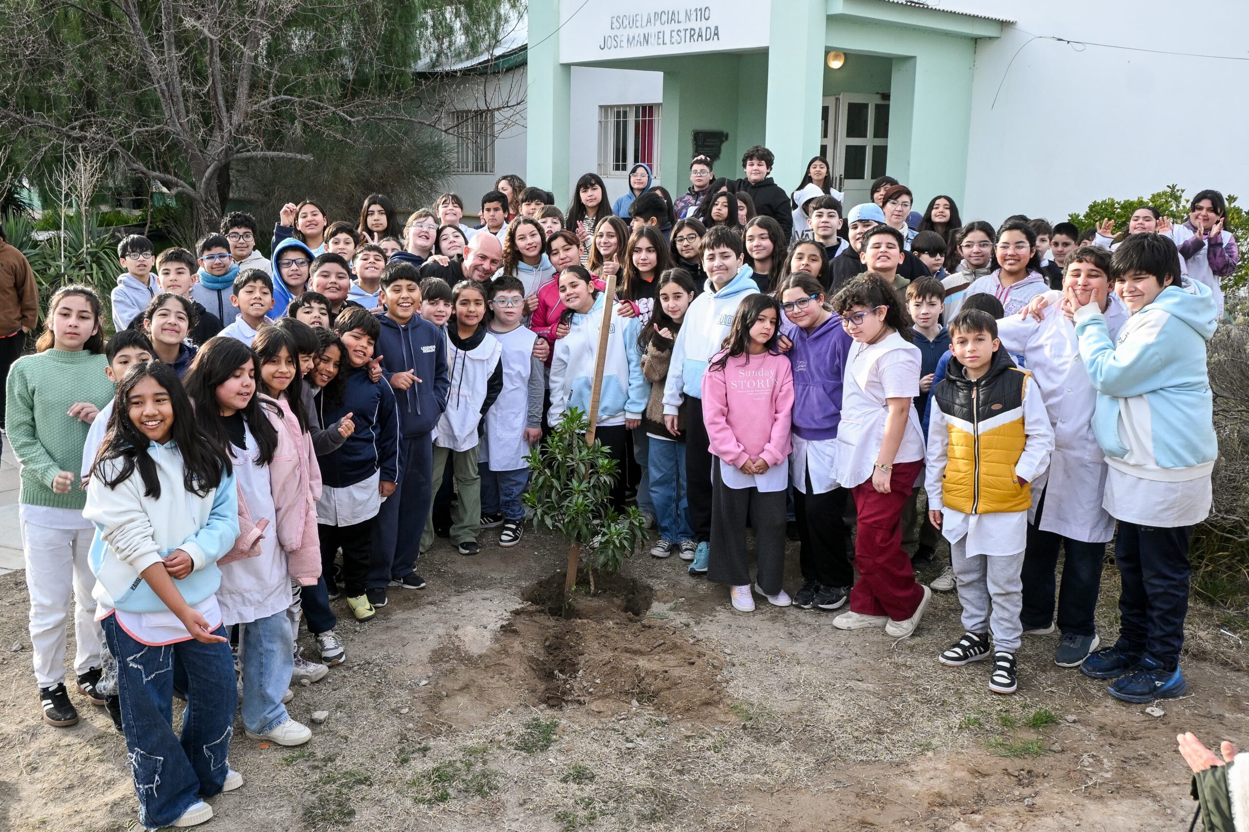 SASTRE CELEBRÓ EL DÍA DEL ÁRBOL JUNTO A LOS CHICOS DE LA ESCUELA N° 110