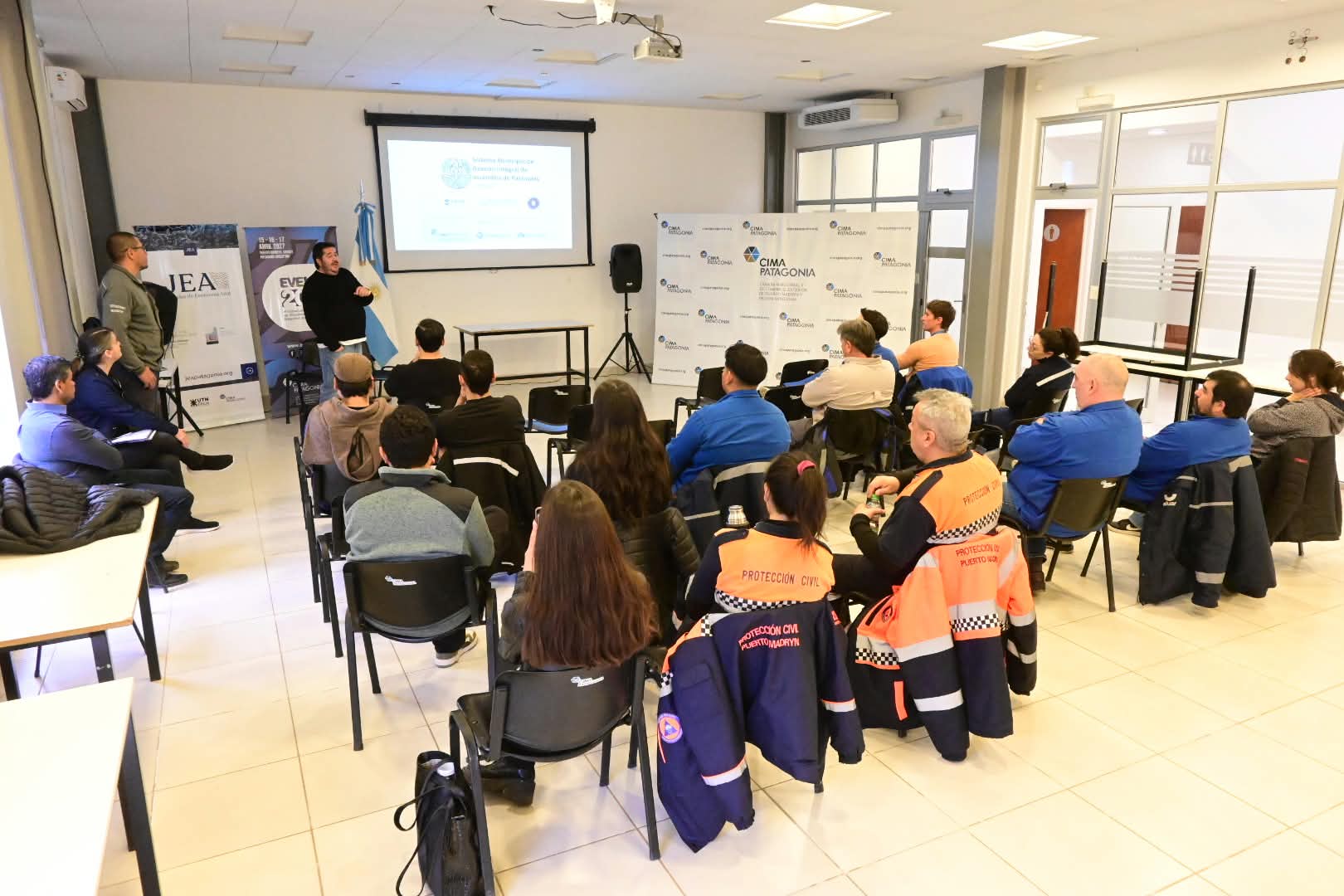 SE REALIZÓ UNA CAPACITACIÓN SOBRE SEGURIDAD PÚBLICA EN LÍNEAS DE ALTA TENSIÓN