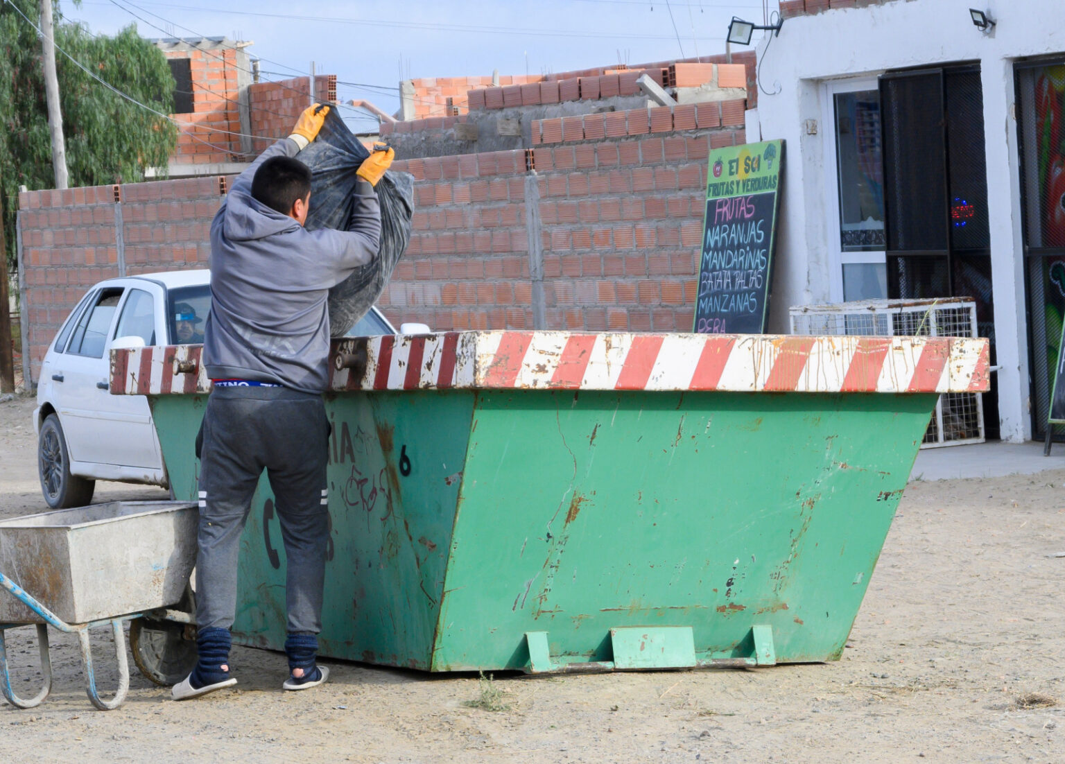 LA CAMPAÑA DE LIMPIEZA CONTINÚA EN LOS BARRIOS PROVINCIAS UNIDAS Y LOS MÉDANOS