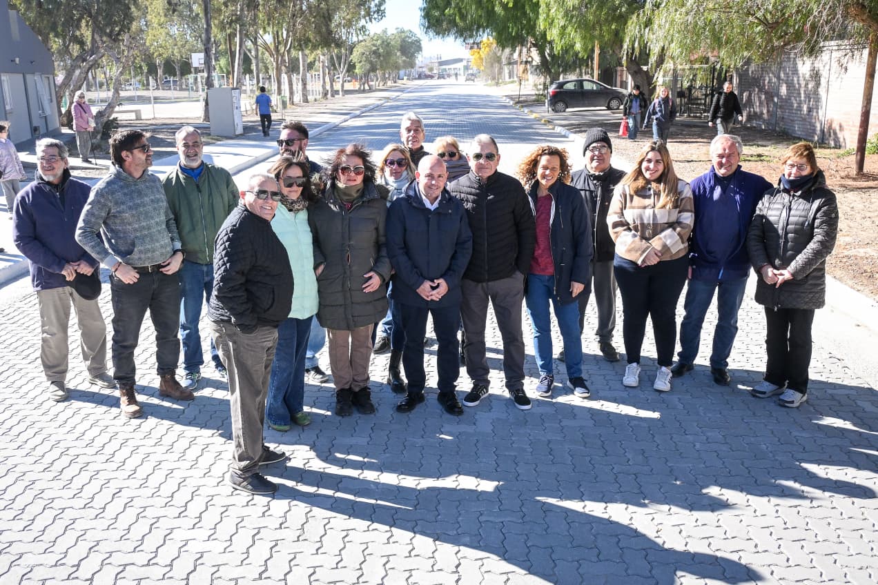 CONTINÚA AVANZANDO EL PLAN MIXTO: SASTRE INAUGURÓ EL ADOQUINADO DE GUTYN EBRILL