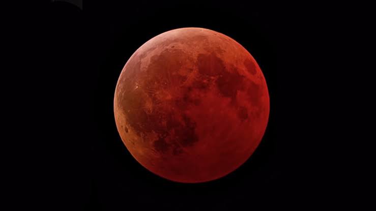 MADRYN SE PREPARA PARA OBSERVAR EL ECLIPSE LUNAR