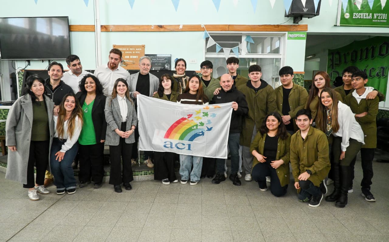 SASTRE ACOMPAÑÓ LA PRESENTACIÓN OFICIAL DE COOPESCA EN LA ESCUELA MUNICIPAL DE PESCA